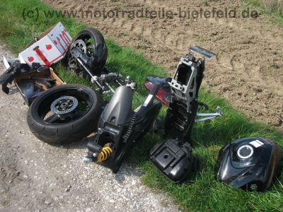 Suzuki_GSX-R_GSXR_750_600_K6_K7_zerlegt_-_Motor_Hinterrad_Schwinge_Verkleidung_etc__30.jpg
