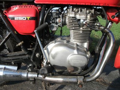 Honda_CJ_250_T_rot_Gepaecktraeger_Lenkungsdaempfer_Verkleidung_M-Lenker_13kW_o__20kW_-_wie_CB_CJ_250_350_360_T_G_63.jpg