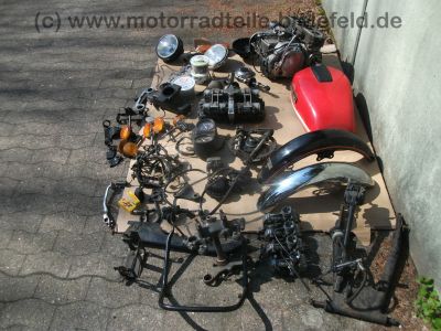 Suzuki_GS_550_E_rot-weiss_zerlegt_orig__Tank_-_wie_GS_400_500_750_D_E__5.jpg