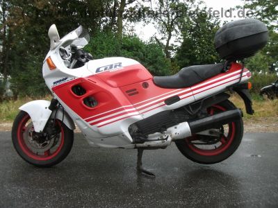 Honda_CBR_1000_F_SC21_original_weiss-rot_98kW_133PS_GIVI_Gepaecktraeger_-_wie_SC24_CBR_600_F_PC_19_23_28.jpg