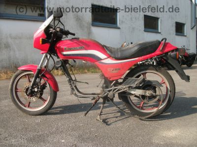 Kawasaki_GPZ_305_BD_Belt-Drive_Twin_rot_Kopfschaden_Riemen_OK_-_wie_KZ_Z_CSR_250_305_92.jpg