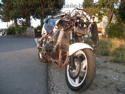 Honda_VFR_750_F_RC24_weiss_Sturz_EZ90_72kW_Stahlflex_-_wie_RC36_VF_500_700_750_F_S_C_RC07_RC09_RC21_PC12_10.jpg