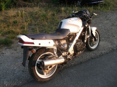 Honda_VFR_750_F_RC24_weiss_Sturz_EZ90_72kW_Stahlflex_-_wie_RC36_VF_500_700_750_F_S_C_RC07_RC09_RC21_PC12_13.jpg