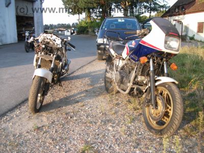 Honda_VFR_750_F_RC24_weiss_Sturz_EZ90_72kW_Stahlflex_-_wie_RC36_VF_500_700_750_F_S_C_RC07_RC09_RC21_PC12_6.jpg