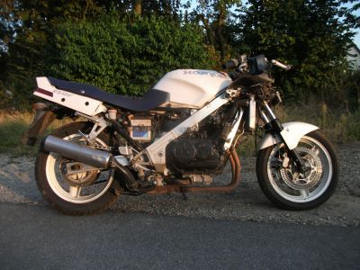 Honda_VFR_750_F_RC24_weiss_Sturz_EZ90_72kW_Stahlflex_-_wie_RC36_VF_500_700_750_F_S_C_RC07_RC09_RC21_PC12_8.jpg