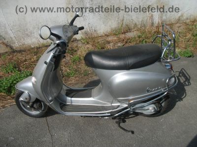 Vespa_125_ET4_Roller_Typ_M04_EZ01_silber-grau_Chrom_Sturzbuegel_vorn_und_hinten_Gepaecktraeger_gepflegt_12.jpg