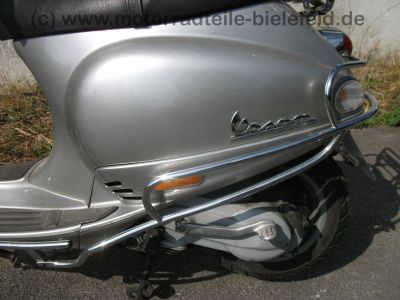 Vespa_125_ET4_Roller_Typ_M04_EZ01_silber-grau_Chrom_Sturzbuegel_vorn_und_hinten_Gepaecktraeger_gepflegt_17.jpg