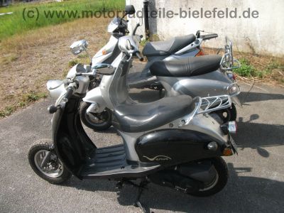 Vespa_125_ET4_Roller_Typ_M04_EZ01_silber-grau_Chrom_Sturzbuegel_vorn_und_hinten_Gepaecktraeger_gepflegt_2.jpg