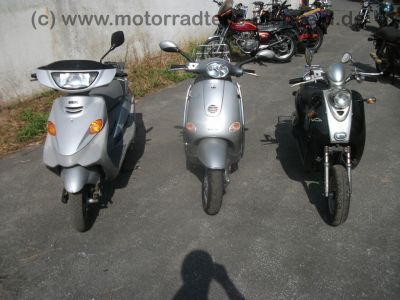 Vespa_125_ET4_Roller_Typ_M04_EZ01_silber-grau_Chrom_Sturzbuegel_vorn_und_hinten_Gepaecktraeger_gepflegt_7.jpg