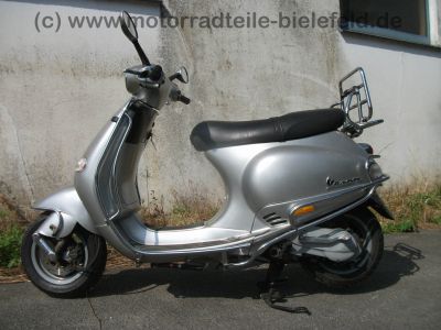 Vespa_125_ET4_Roller_Typ_M04_EZ01_silber-grau_Chrom_Sturzbuegel_vorn_und_hinten_Gepaecktraeger_gepflegt_8.jpg