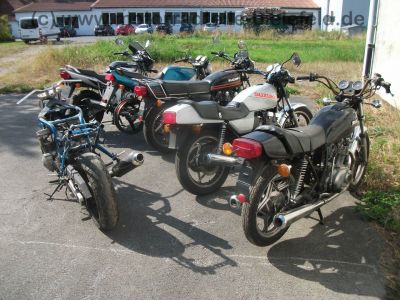 Suzuki_GS_550_E__original_schwarz-rot_Gepaeck-Traeger_-_wie_GS_400_500_750_D_E_L_T_1.jpg
