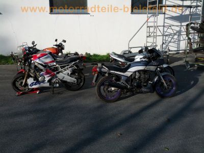 Yamaha_FZR_600_3HE_schwarz-grau_Doppel-Scheinwerfer_crash_Motor_OK_63.jpg