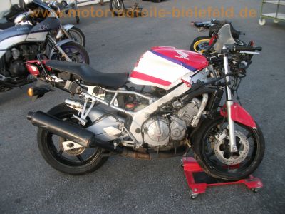 Honda_CBR_600_F_PC25_rot-weiss_CRASH_Hinterrad_7-Speichen_ENKEI_17_x_4_50_-_Auspuff__HM_MV9_E1_1.jpg