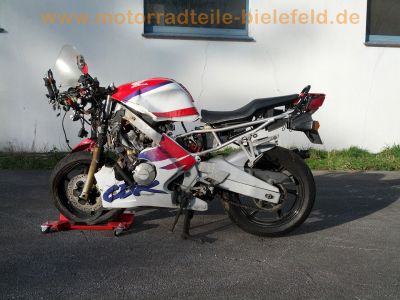 Honda_CBR_600_F_PC25_rot-weiss_CRASH_Hinterrad_7-Speichen_ENKEI_17_x_4_50_-_Auspuff__HM_MV9_E1_10.jpg