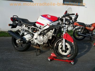 Honda_CBR_600_F_PC25_rot-weiss_CRASH_Hinterrad_7-Speichen_ENKEI_17_x_4_50_-_Auspuff__HM_MV9_E1_28.jpg