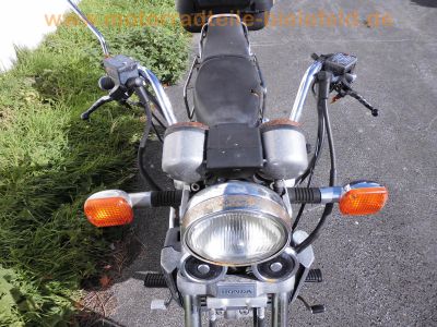 Honda_VF_750_C_RC09_MAGNA_blau_Chopper_Cruiser_25kW_Gepaecktraeger_vorverlegte_FISCHER_Fussrasten-Anlage_FS01_wie_VF_700_1100_C_S_F_RC21_RC28_37.jpg