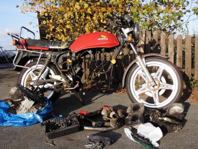 Honda_CB_250_N_rot_Wrack_Gepaecktraeger_27PS_Nockenwelle_-_ggf__44PS_CB_CM_CMX_400_450_N_T_S_1.jpg