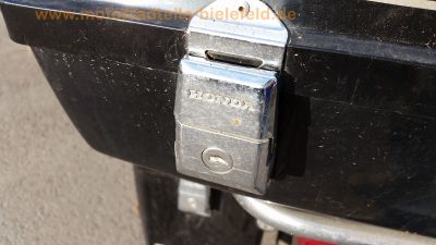 Honda_GL_1100_SC02_schwarz_Verkleidung_Koffer_Sturzbuegel_JAMA_Edelstahl-Auspuff_Radio_Highway-Bars_-_wie_GL1000_GL1_GL2_33.jpg