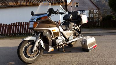 Honda_GL_1200_ASPENCADE_SC14_GOLDWING_weiss,_Koffer,_Radio_-_wie_Interstate_25.jpg
