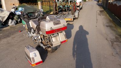 Honda_GL_1200_ASPENCADE_SC14_GOLDWING_weiss,_Koffer,_Radio_-_wie_Interstate_27.jpg