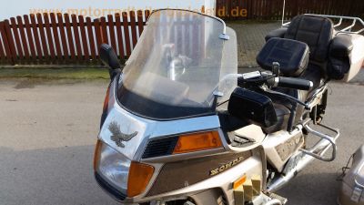 Honda_GL_1200_ASPENCADE_SC14_GOLDWING_weiss,_Koffer,_Radio_-_wie_Interstate_31.jpg
