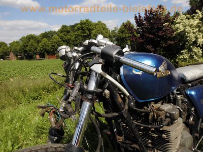 Honda_CB_550_Four_Cafe-Racer_blau_Tank_aus_CB650C_schwarze_Raeder_Stummel-Lenker_zurueckverlegte_Fussrasten-Anlage_etc_52.jpg