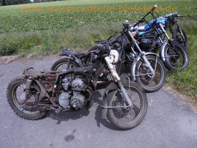 Honda_CB_550_K_Four_4-1_Auspuff_Wrack_als_Ersatzteile_Motor_Vergaser_Tacho_2.jpg