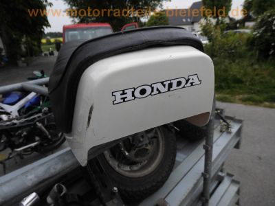 Honda_CY_50_weiss_Ersatzteile_Tank_Sitzbank_Lenker_Schalter_Heckteil_Rahmen_mit_Brief_Papieren_Tacho_Fender_Schutzblech_19.jpg