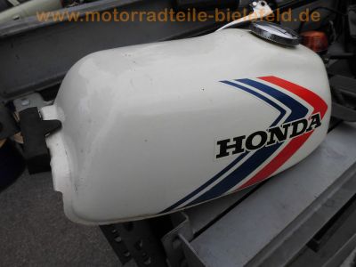 Honda_CY_50_weiss_Ersatzteile_Tank_Sitzbank_Lenker_Schalter_Heckteil_Rahmen_mit_Brief_Papieren_Tacho_Fender_Schutzblech_24.jpg