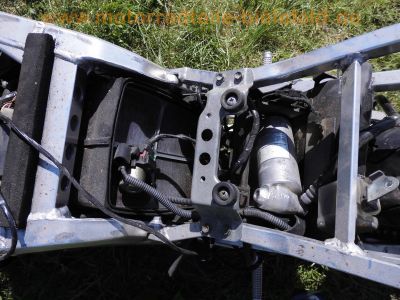 Suzuki_GSX-R_750_W_GR7BB_Karl_Streetfighter-Basis_nackt_57tkm_17x3,50_und_17x5,50_-_wie_GSXR_1100_W_13.jpg