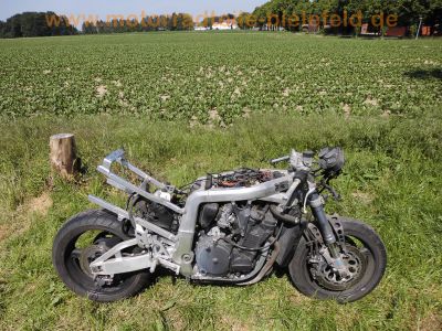 Suzuki_GSX-R_750_W_GR7BB_Karl_Streetfighter-Basis_nackt_57tkm_17x3,50_und_17x5,50_-_wie_GSXR_1100_W_45.jpg