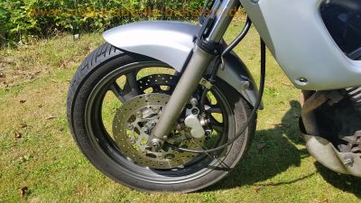 Yamaha_TDM_850_3VD_Twin_grau_Motor_1a_-_technisch_wie_XTZ_750_3LD_40.jpg