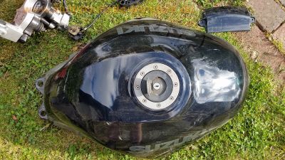 Suzuki_GSX_750_F_GR78A_schwarz_Ersatzteile_spare-parts_-_Tank_Vorderrad_Hinterrad_Lenker_Heck_uvm_29.jpg