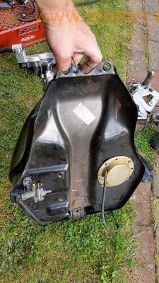 Suzuki_GSX_750_F_GR78A_schwarz_Ersatzteile_spare-parts_-_Tank_Vorderrad_Hinterrad_Lenker_Heck_uvm_30.jpg