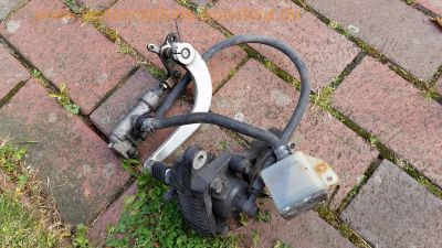 Suzuki_GSX_750_F_GR78A_schwarz_Ersatzteile_spare-parts_-_Tank_Vorderrad_Hinterrad_Lenker_Heck_uvm_35.jpg
