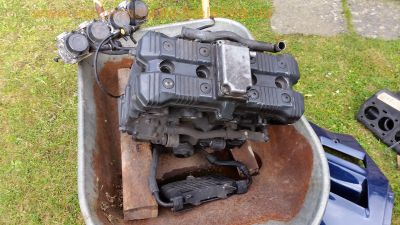 Suzuki_GSX-R_1100_W_GU75C_Ersatzteile_spare-parts__-_Motor_Vergaser_Verkleidung_engine_fairing_wie_GSXR_750_1100_W_7.jpg