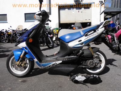 Suzuki_AY50_LC_Roller_Katana-R_wassergekuehlt_blau-weiss_1.jpg