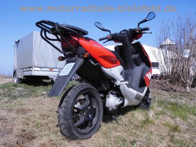 Yamaha_Aerox_50_YQ50_Roller_Scooter_rot_original_unverbastelt_Gepaecktraeger_Topcase_baugleich_MBK_Nitro_50_YQ50_-_wie_BWs_CW_EW_YH_YN_YM_YW_CS_50_Jog_Slider_Neos_Why_25.jpg