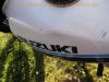 Suzuki_GSX400E_GK53C_weiss-blau_JAMA-Auspuff_Koffertraeger_Gepaecktraeger_-_wie_GSX250E_GS25x_GS40x_GK51C_GJ53B_23.jpg