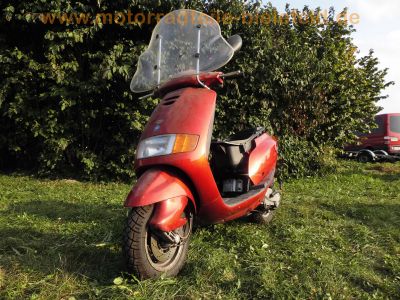 Piaggio_Sfera_125_Four-Stroke_4T_Roller_Scooter_rot_-_Technik_wie_Vespa_ET4_RST_RSL_SKR_50_125_2.jpg