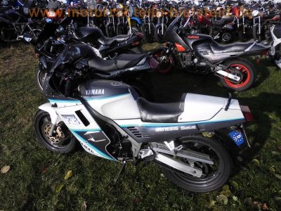 Yamaha_FZ_750_Genesis_2KK_grau-weiss_letztes_Modell_1990_17_Zoll_Vorderrad_Vollverkleidung_4in1_Auspuff_-_wie_1FN_3KT_1.jpg