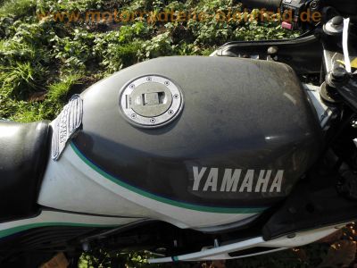Yamaha_FZ_750_Genesis_2KK_grau-weiss_letztes_Modell_1990_17_Zoll_Vorderrad_Vollverkleidung_4in1_Auspuff_-_wie_1FN_3KT_35.jpg