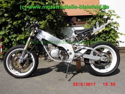 Suzuki_RGV250_GAMMA_VJ22B_Zweizylinder_Zweitakt_two-stroke_Supersportler_Tuning_an_Fahrwerk_Motor_-_no_VJ21_VJ23_Aprilia_RS250-13.jpg