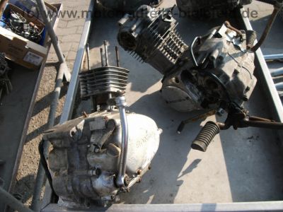 Honda_CB_100_Teilemotor_und_Motor_komplett_-_wie_CB_72_77_92_125_J_12.jpg